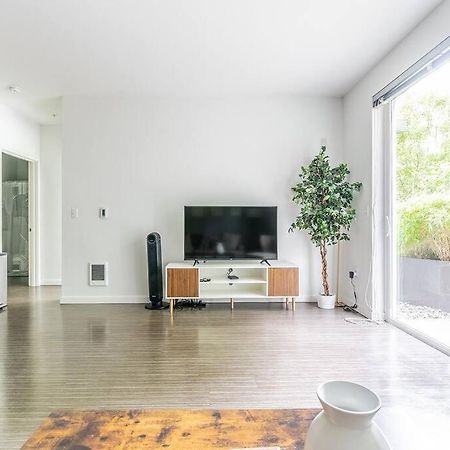 One Bedroom Luxury Apartment Сиатъл Екстериор снимка