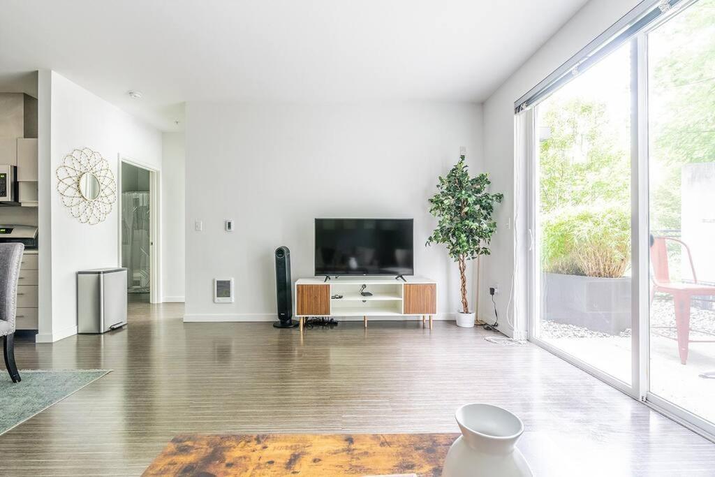 One Bedroom Luxury Apartment Сиатъл Екстериор снимка