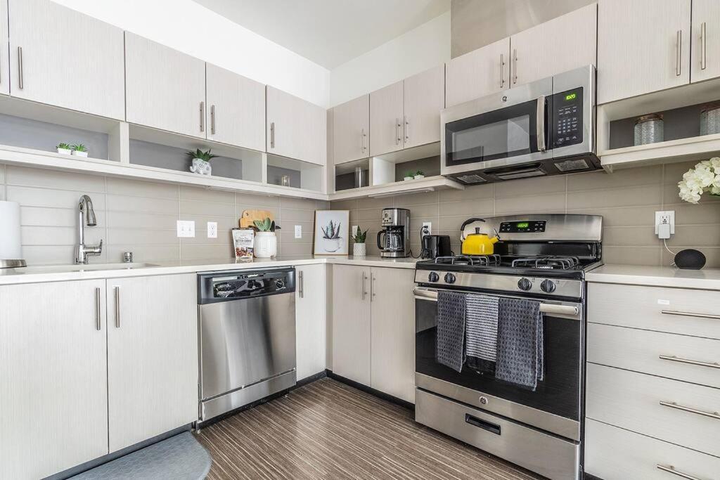 One Bedroom Luxury Apartment Сиатъл Екстериор снимка