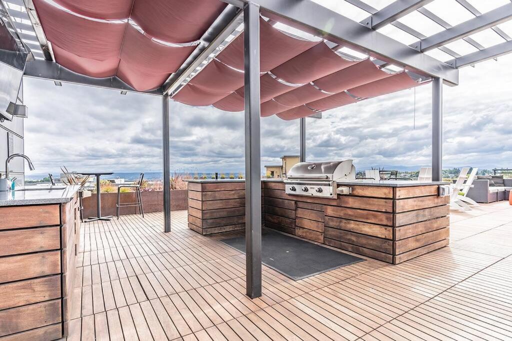 One Bedroom Luxury Apartment Сиатъл Екстериор снимка