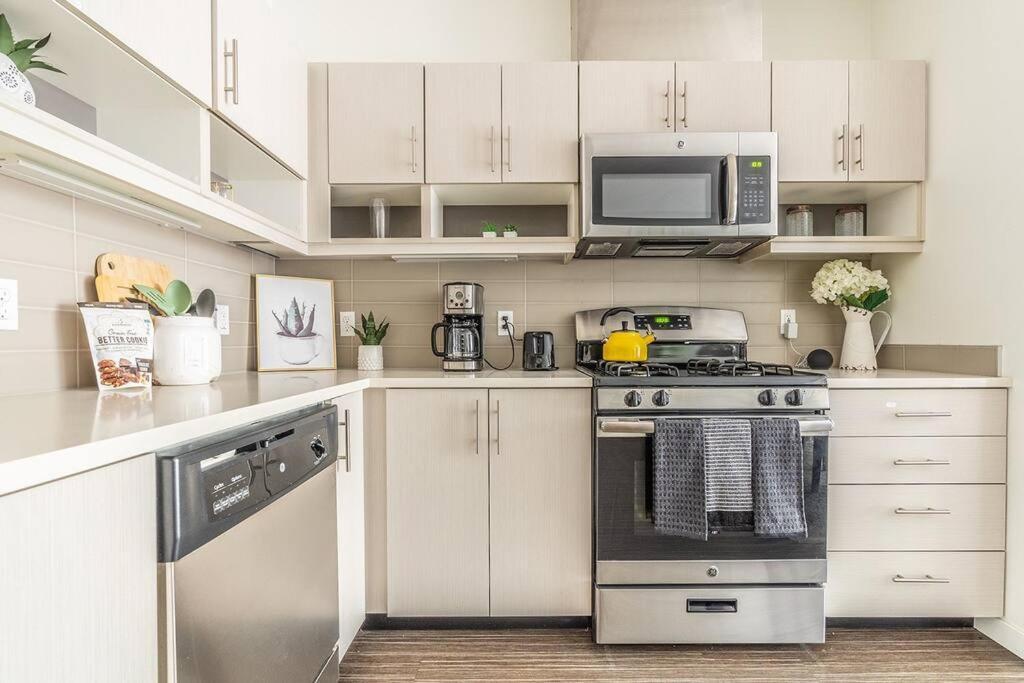 One Bedroom Luxury Apartment Сиатъл Екстериор снимка
