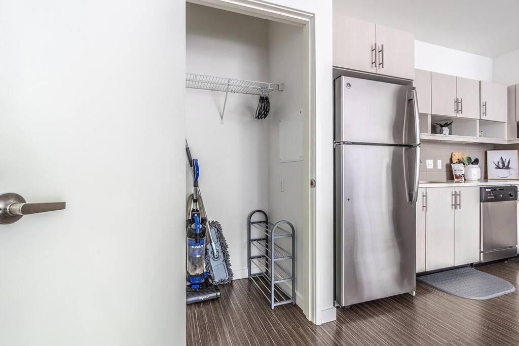 One Bedroom Luxury Apartment Сиатъл Екстериор снимка