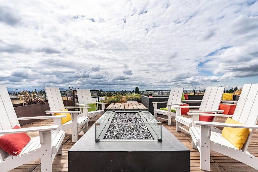 One Bedroom Luxury Apartment Сиатъл Екстериор снимка