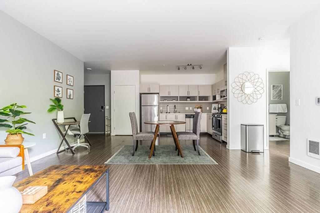 One Bedroom Luxury Apartment Сиатъл Екстериор снимка