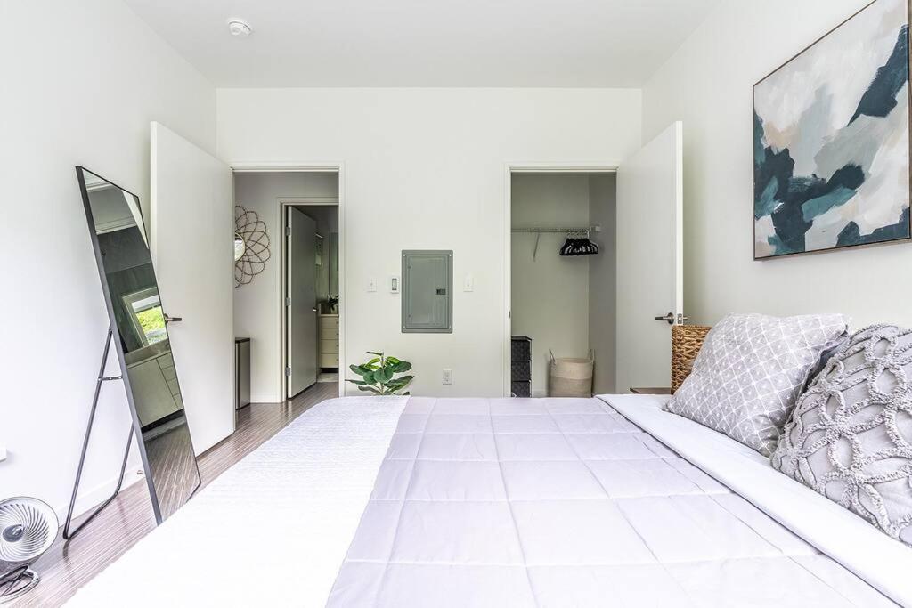 One Bedroom Luxury Apartment Сиатъл Екстериор снимка